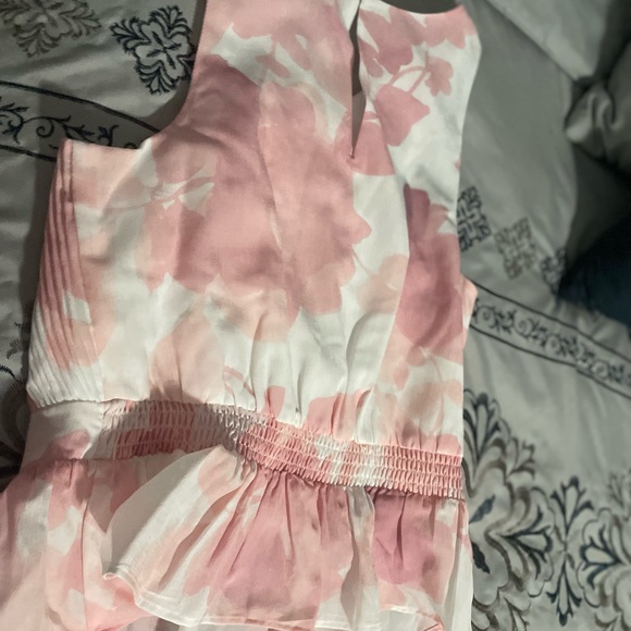 New Express that front pleated top. Size small - Picture 8 of 8